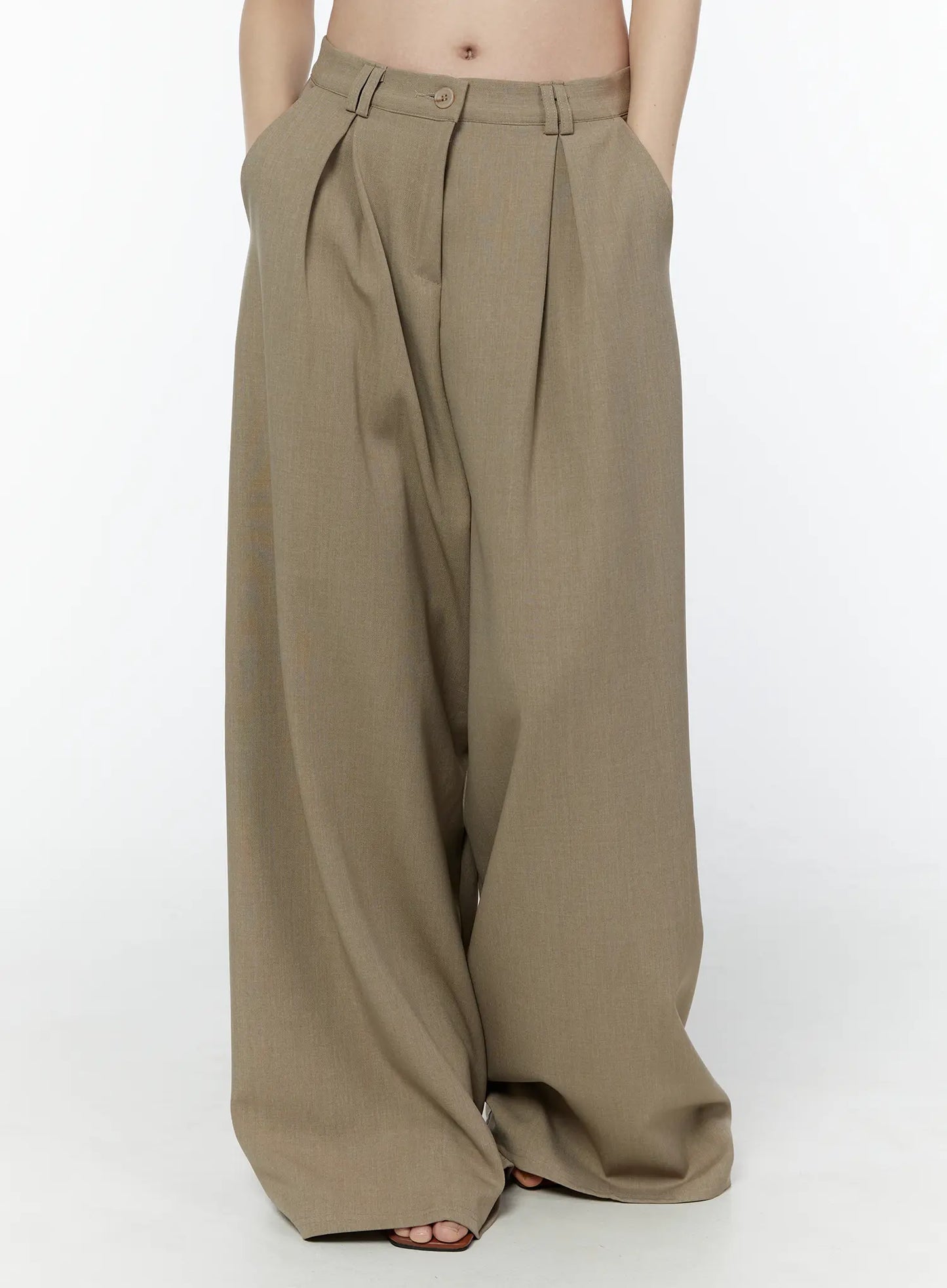 Classic Wide-Fit Pleated Pants IU503