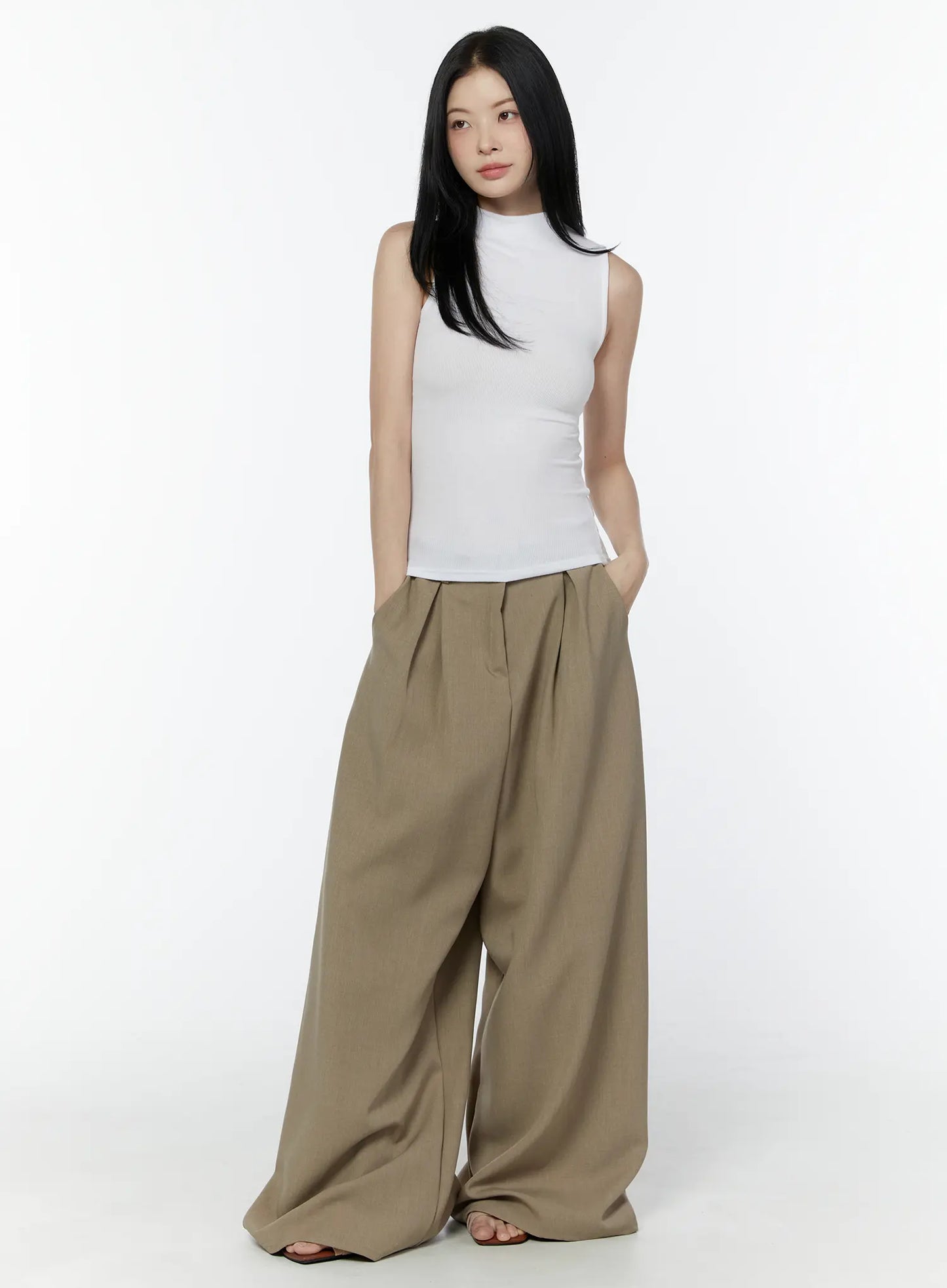 Classic Wide-Fit Pleated Pants IU503