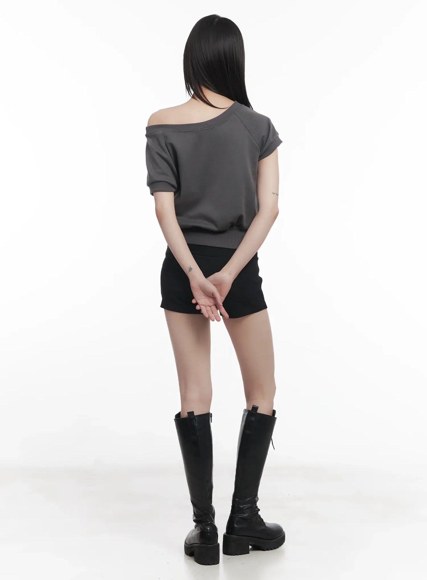 Asymmetric Graphic Relaxed-Fit Crop Top CU518
