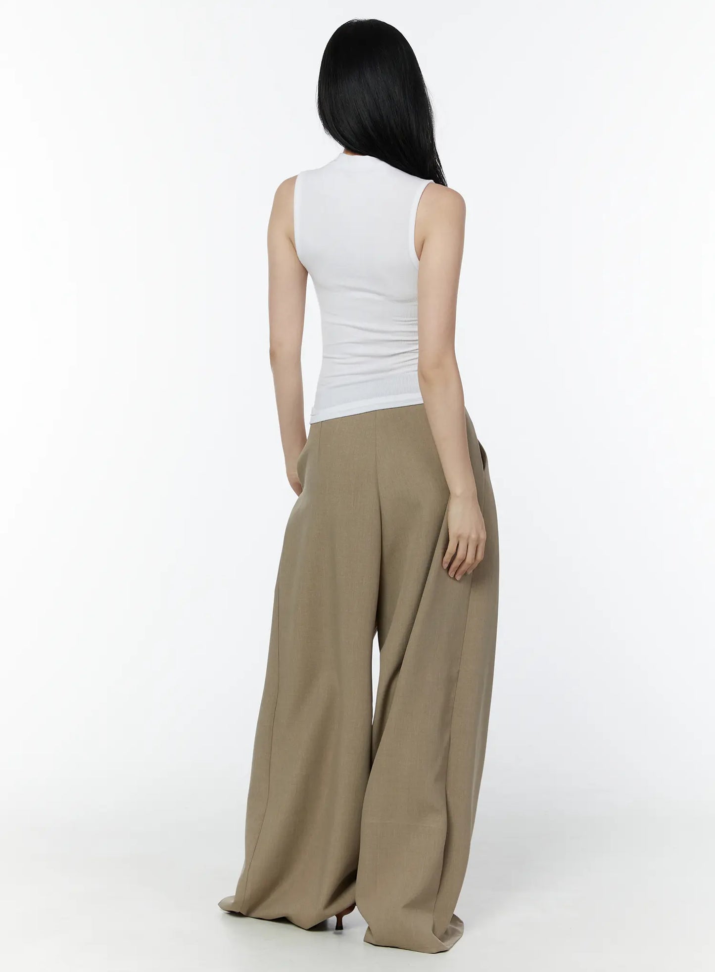 Classic Wide-Fit Pleated Pants IU503