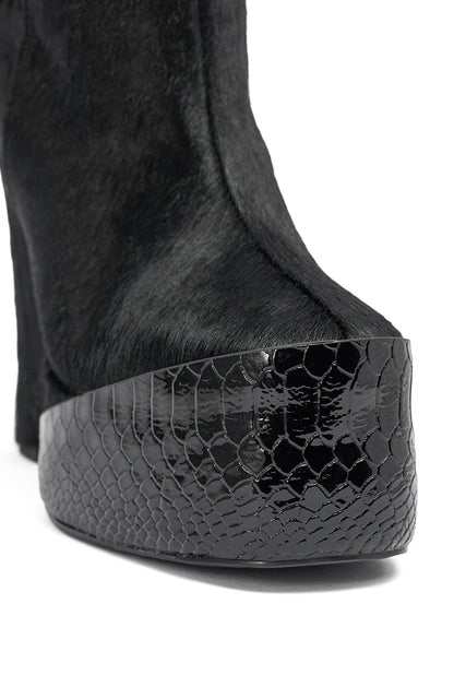 AKIRA GOLD TROT BLACK BOOTIE